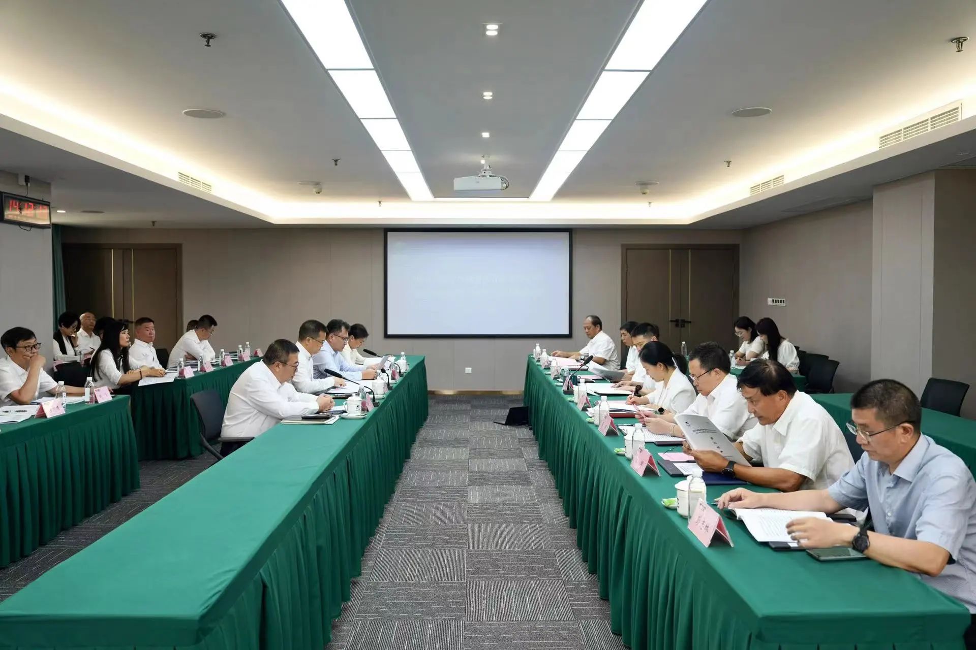 省人生就是博尊龙凯时集团召开2023年度司理层向董事会述职报告会